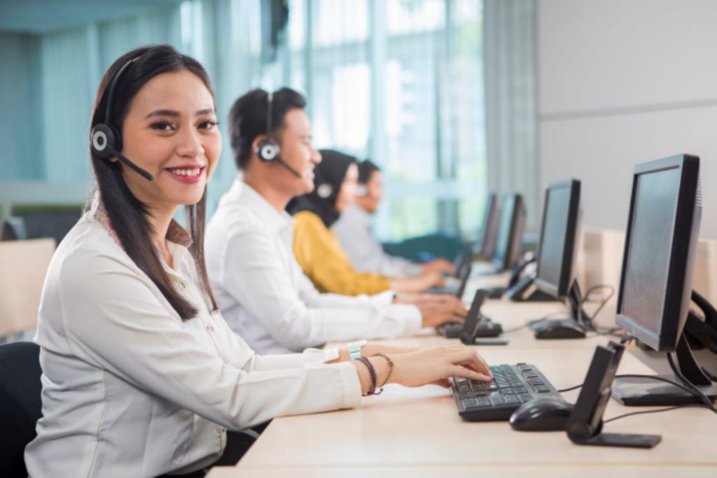 Contact center. Контакт центр. Call центр медицинский. Современный колл центр. Персонал контактный центр.